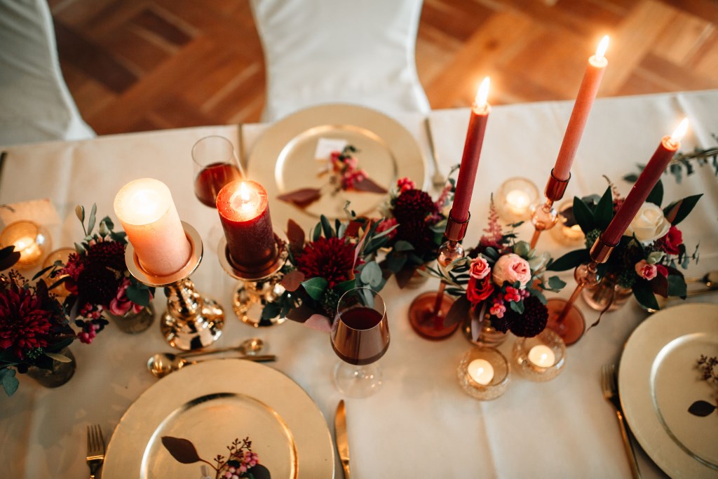 Details der festlich geschmückten Hochzeitstafel
